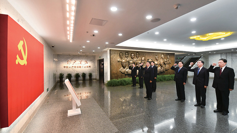 2017年10月31日，中共中央總書記、國家主席、中央軍委主席習近平帶領中共中央政治局常委李克強、栗戰(zhàn)書、汪洋、王滬寧、趙樂際、韓正，瞻仰上海中共一大會址和浙江嘉興南湖紅船。這是31日上午，在上海中共一大會址紀念館，習近平帶領其他中共中央政治局常委同志一起重溫入黨誓詞。 